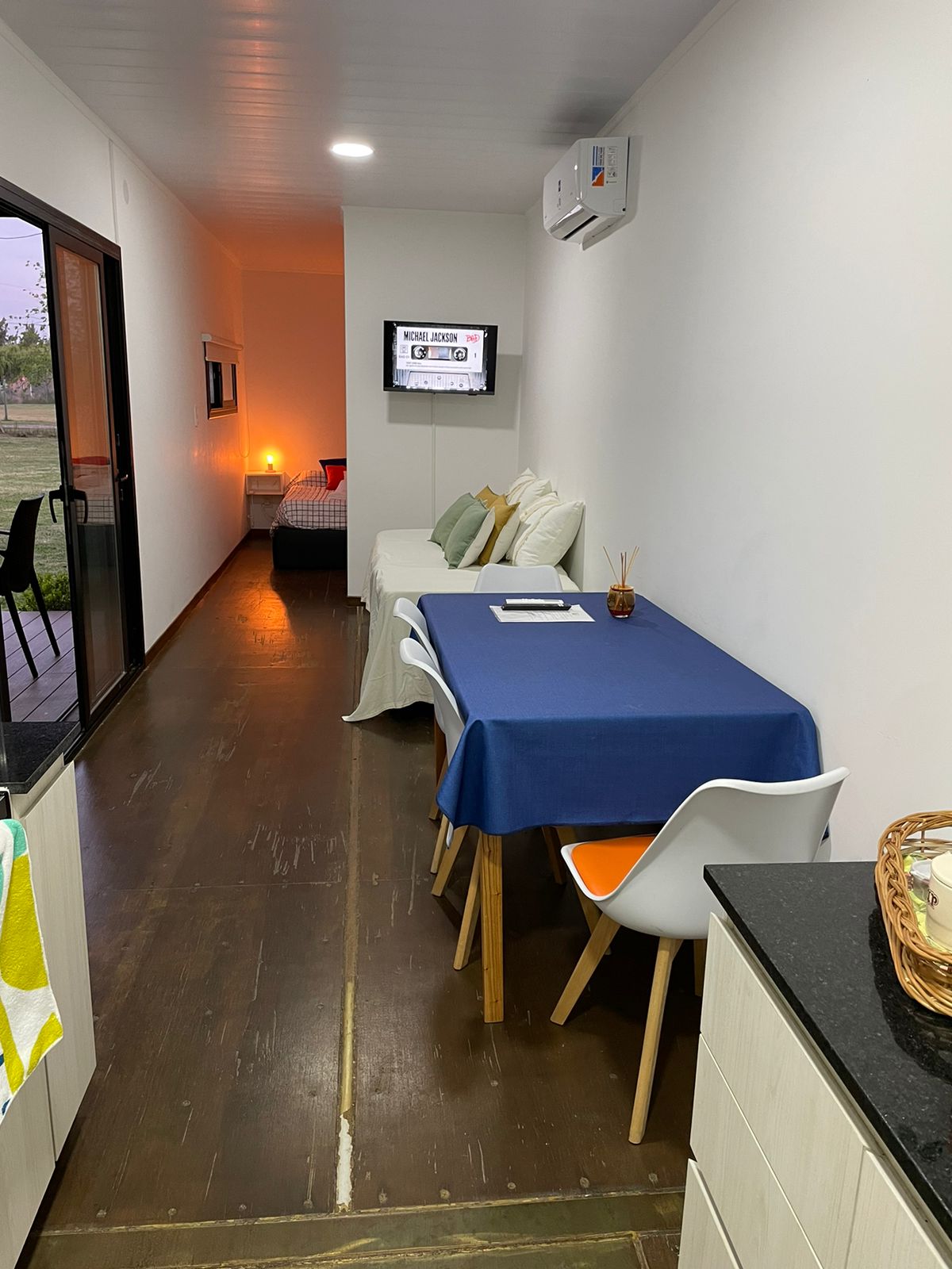 סלון עם מיטה זוגית, שולחן אוכל ל -4 אנשים ומזגן.