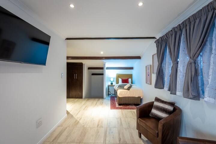 Spacious 3-Bedroom Retreat with Ocean Views gallery image 5