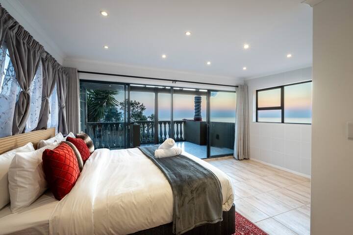 Spacious 3-Bedroom Retreat with Ocean Views gallery image 4