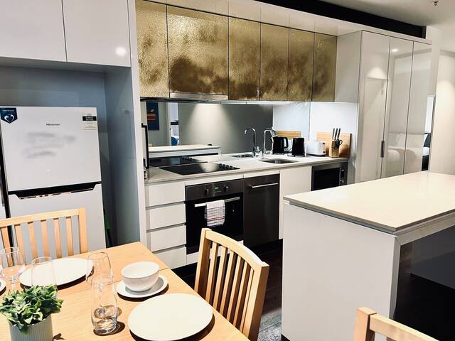 Chic Urban Getaway–Two 3BR Apartments in Rose Lane gallery image 4