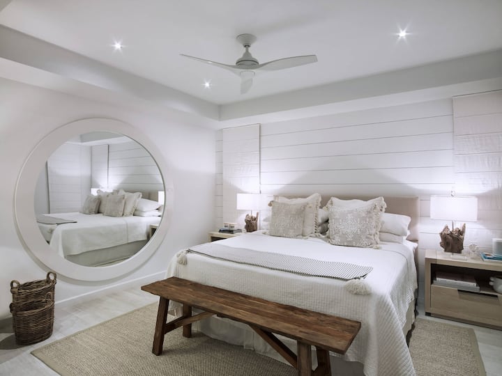 Dhoma e gjumit nr. 2 me banjë, krevat dopio "king" (MB) dhe pamje nga deti