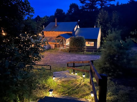 Basecamp Lodge sleeps 9 (Includes 2 Cabins)