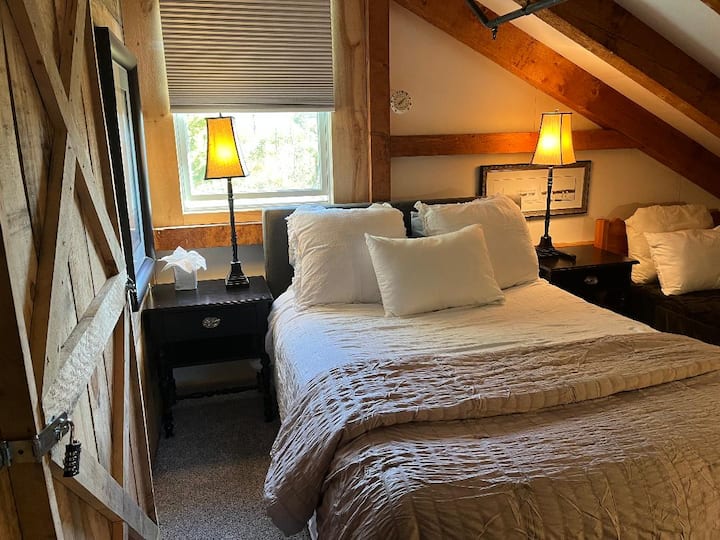 Lodge bedroom features one queen bed and one twin.