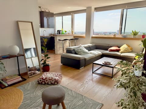 Popular Airbnb listing: Minimes T2 balcony & panoramic view of Toulouse in Minimes / Barrière De Paris / Ponts Jumeaux / La Vache / Raisin / Fondeyre