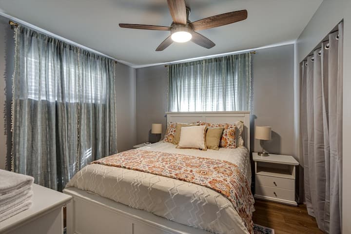 Dormitorio delantero: cama tamaño queen, televisión, mucho armario y espacio para la cómoda