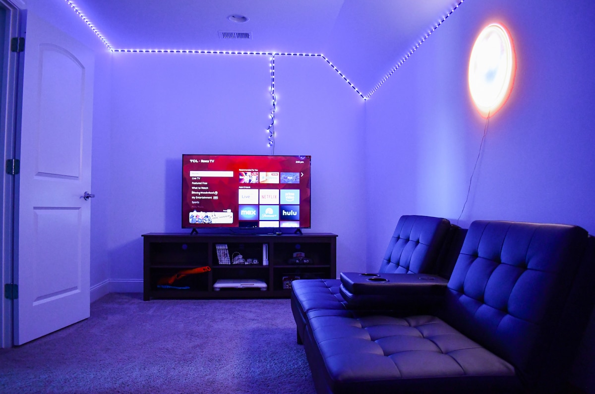 這間客房提供電玩遊戲，以及全尺寸日式床墊和標準雙人床（懶人沙發），主臥室衣櫃內有床單和枕頭。