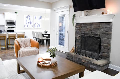 Popular Airbnb listing: Home Theater, Game Room 5BR 3.5BA in Nashville / Davidson