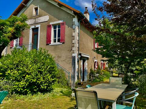 A cosy house with garden and swimming pool