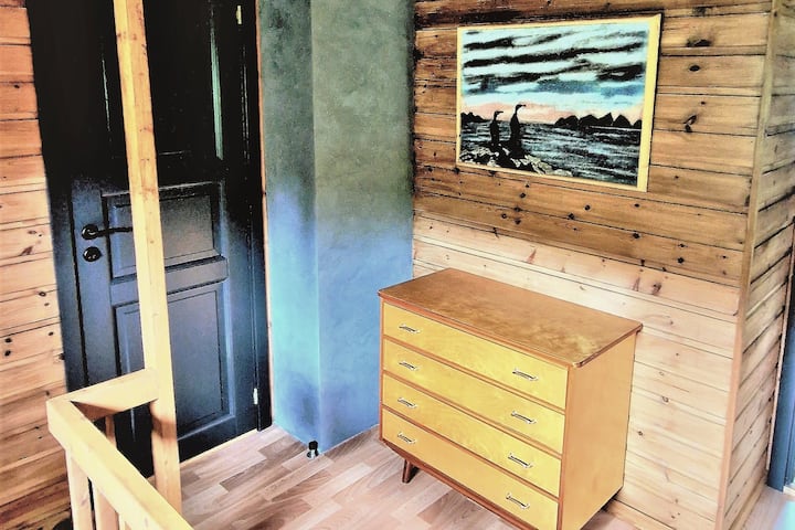 מסדרון בקומה השנייה ודלת לאזור השינה