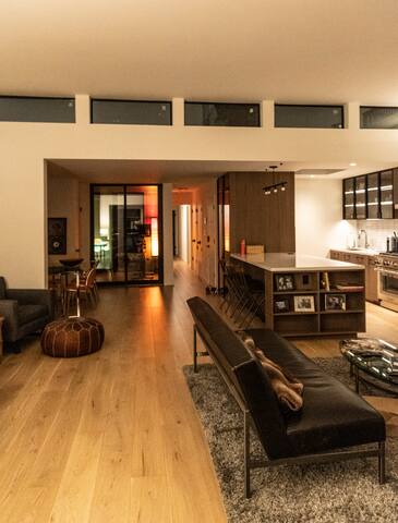 Luxury top-floor apt. in heart of Marina w/ views! gallery image 2