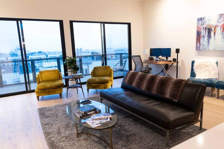 Luxury top-floor apt. in heart of Marina w/ views! gallery image 5