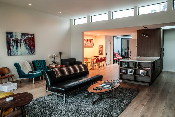 Luxury top-floor apt. in heart of Marina w/ views! gallery image 3