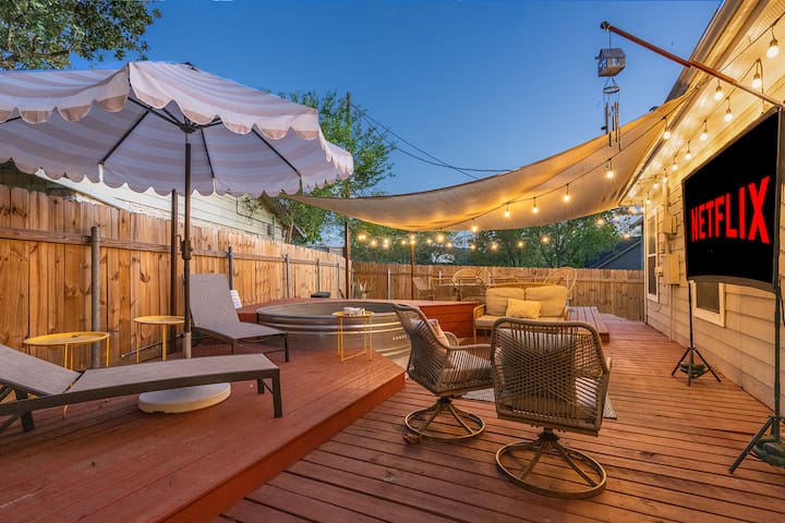 Heated Pool & Outdoor Theater, Close to DT, UT