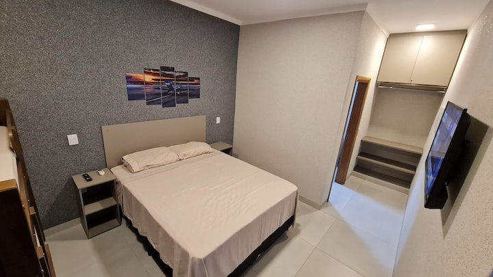 Nezávislý apartmán s klimatizáciou, ventilátorom a inteligentnou 40-palcovou televíziou, uzamykateľnou skrinkou s vešiakmi a stlmeným stolom.