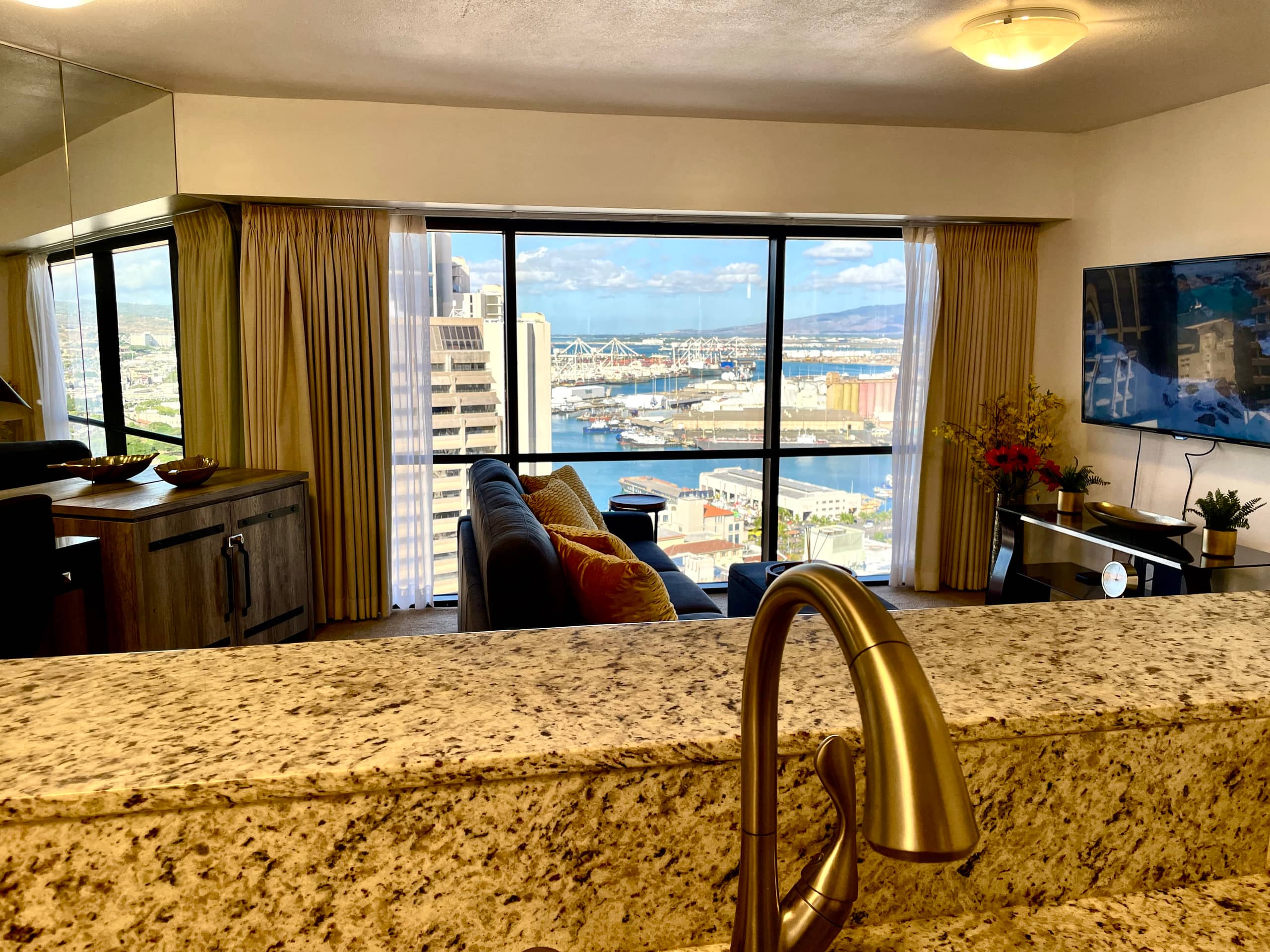 Honolulu Ocean View Abode w/ Parking, AC & Laundry - Image 2
