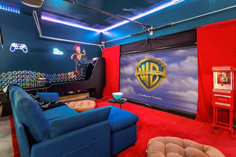 Retro Home - HotTub FirePit Pool GameRoom Theater