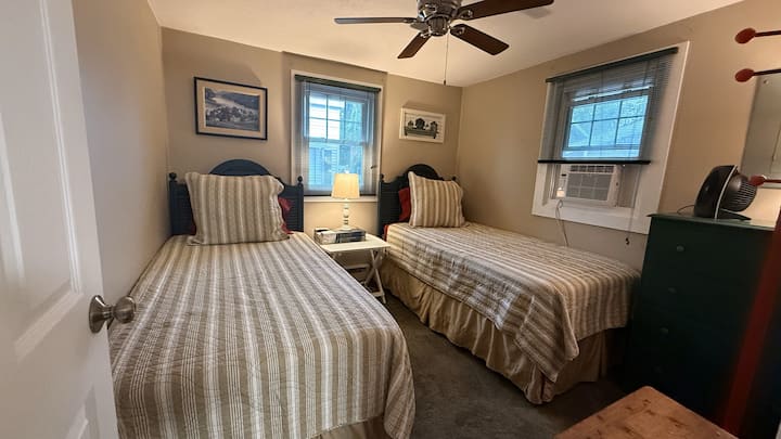 Ova soba ima dva udobna odvojena kreveta, savršena za djecu ili dodatne goste. Svaki je krevet obučen u udobnu posteljinu, a tu je i noćni ormarić sa svjetiljkom koja pruža dodatnu praktičnost. U prostoriji se nalaze i klima-uređaj s prozorom i stropni ventilator.