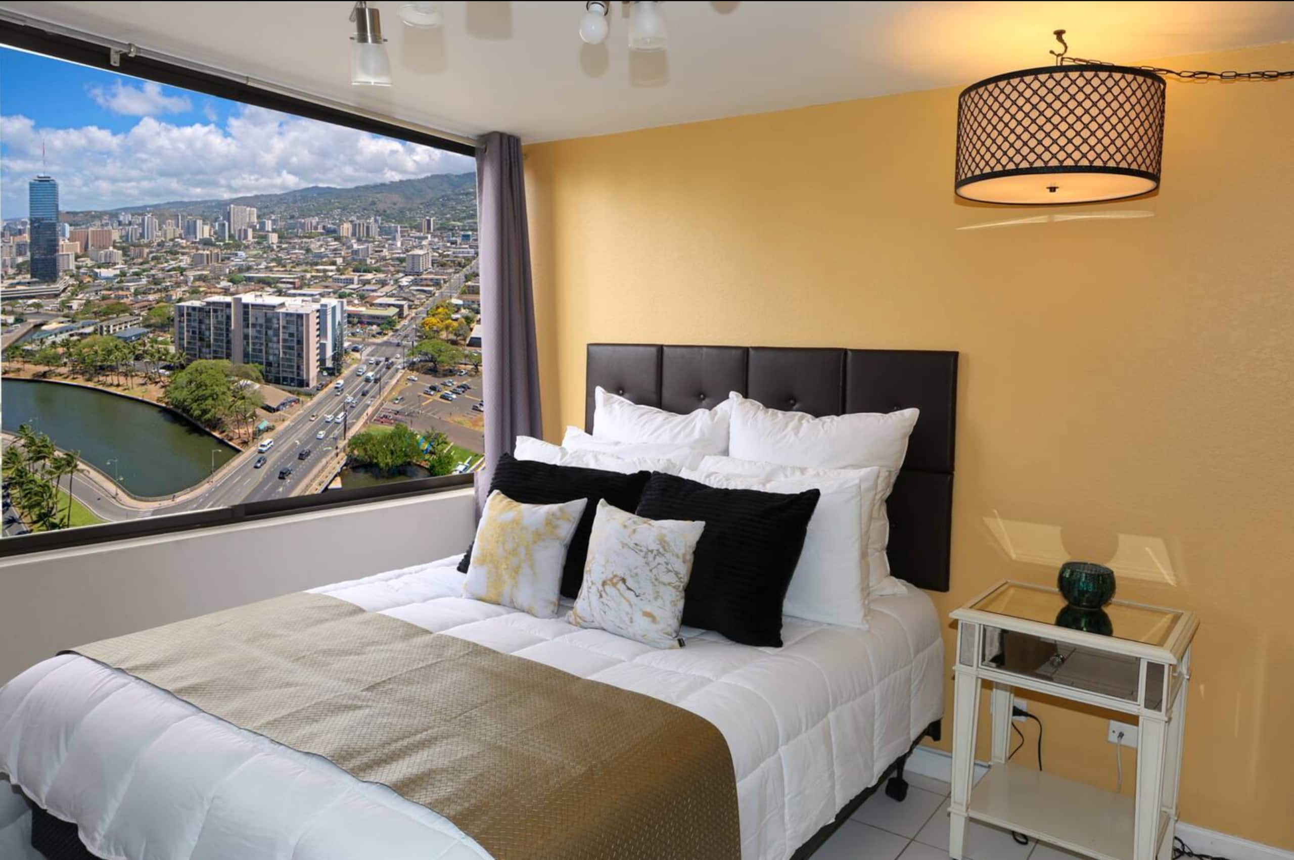 30th Fl Queen Bed Gorgeous Views - Main photo