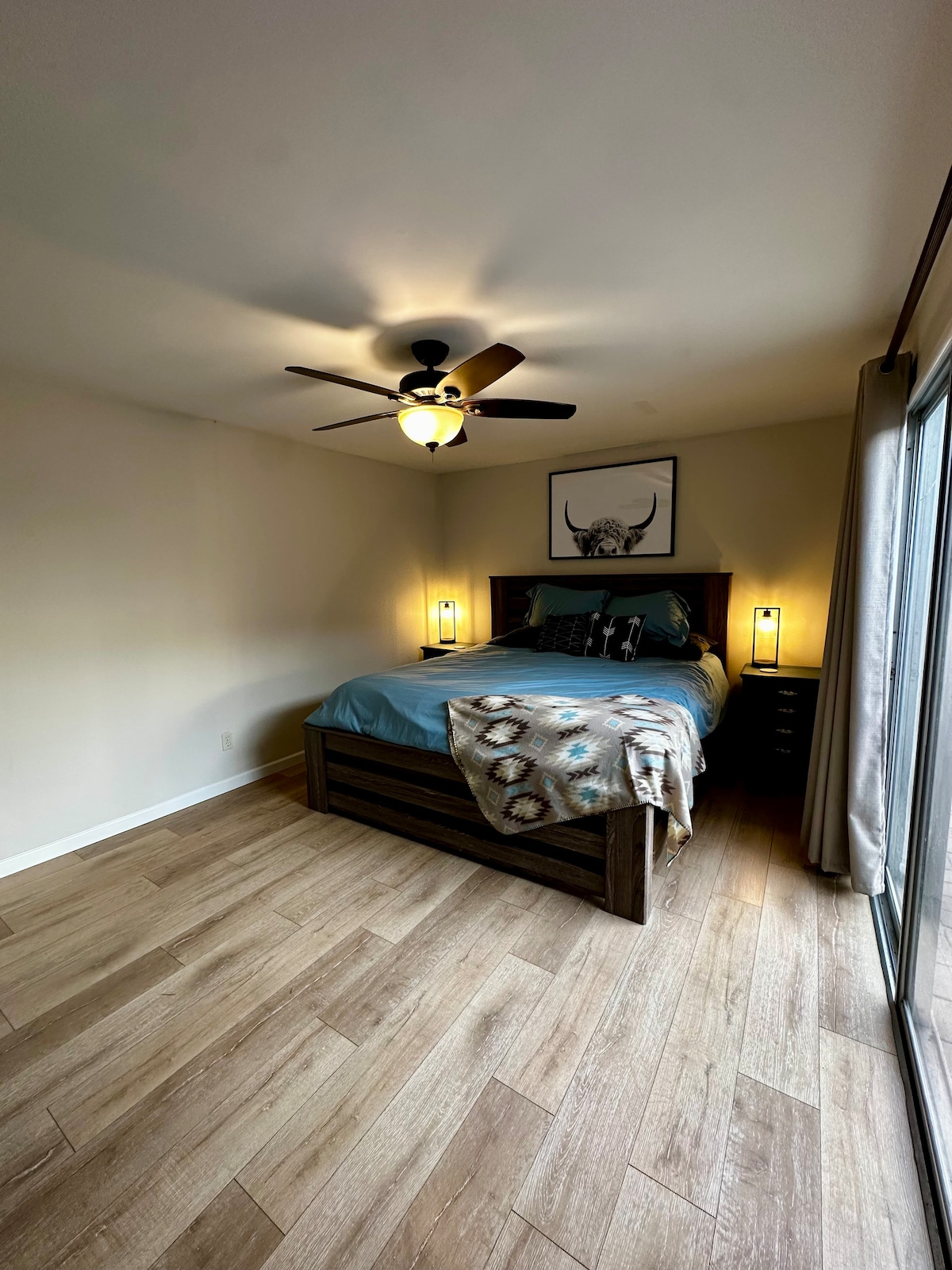 בחדר השינה הראשי יש מיטת קינג סייז נוחה במיוחד עם מנורות שיכולות לטעון את הטלפון בזמן השינה! 