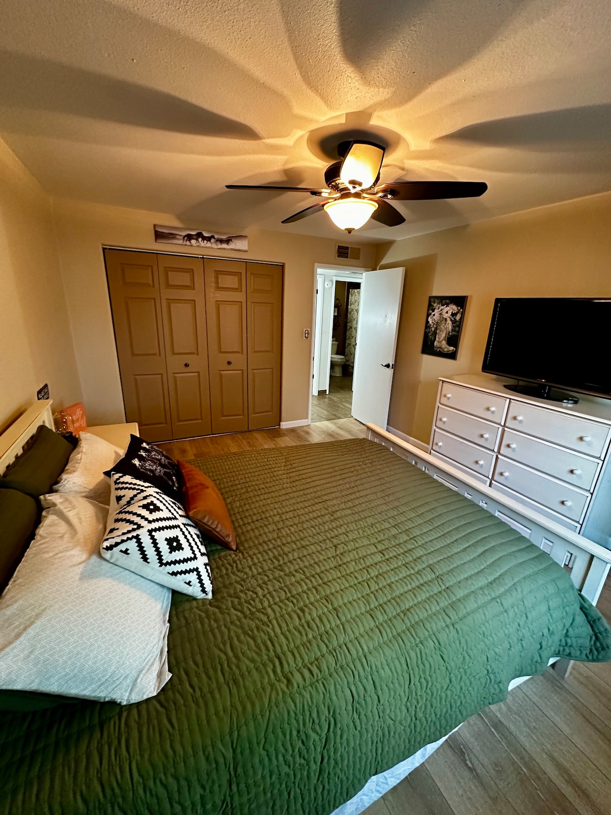 חדר השינה השני כולל טלוויזיה עם מקל אש, שידה וארון גדול. 