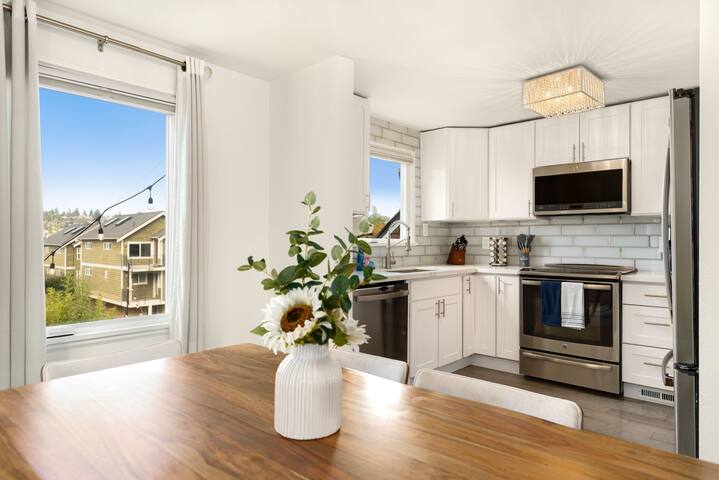 4 BR Luxury Craftsmen | Queen Anne | Family/Pet+ gallery image 5