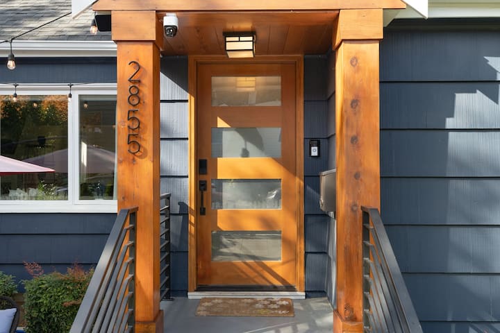 3 BR Luxury Craftsmen | Queen Anne | Family/Pet+ gallery image 3