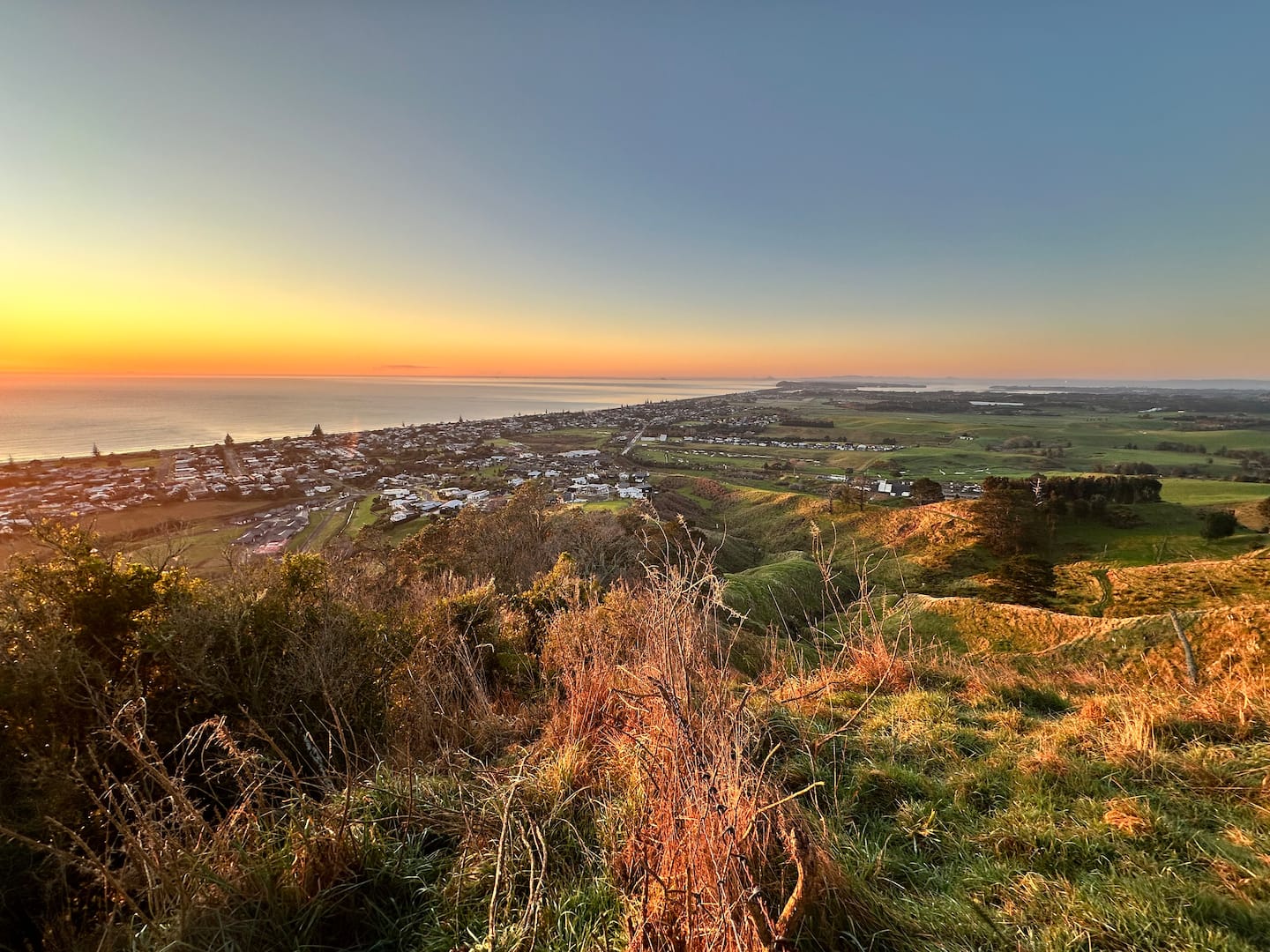 Retro Kiwi Bach Sea Views Sleeps 10 • 50m To Beach 3
