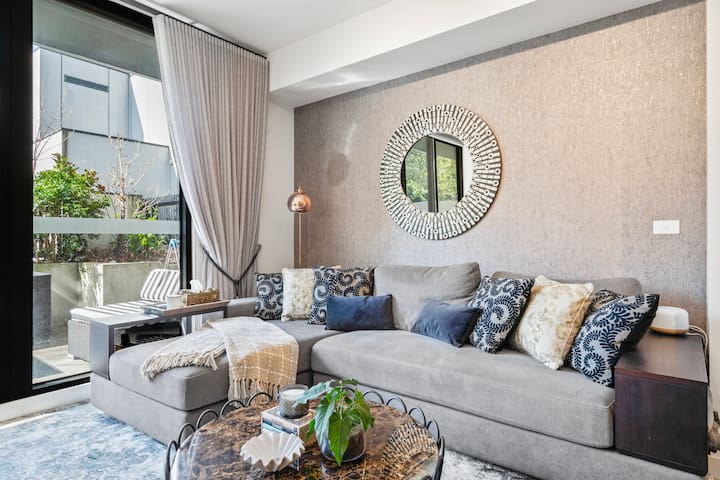 Chic Townhouse in South Yarra