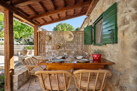 Popular Airbnb listing: Detached stone house Lapis in Grad Drniš