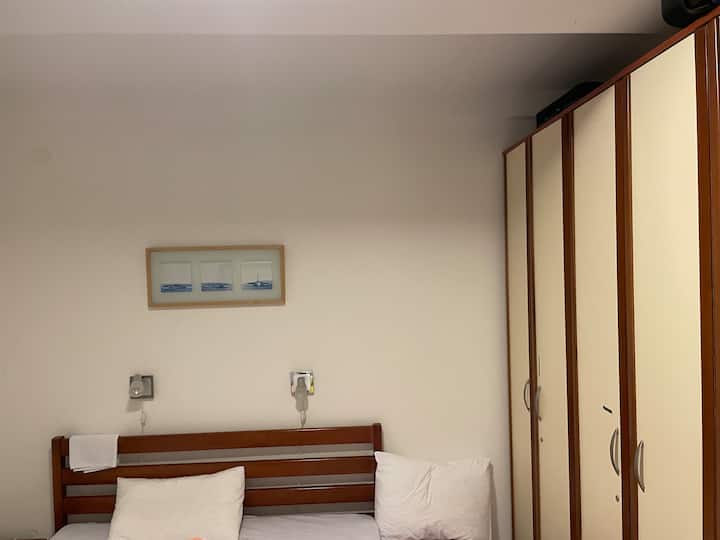 בחדר השינה יש מיטה זוגית לשני מבוגרים. באותו החדר יש גם כורסה נפתחת שיכולה לשמש למיטה לילד.