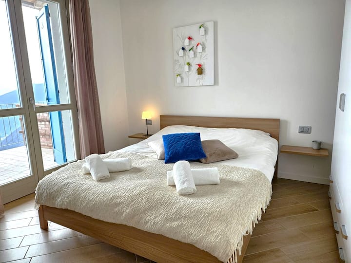 Vanuit de slaapkamer heeft u direct toegang tot het terras. Geniet van het uitzicht vanuit uw bed!