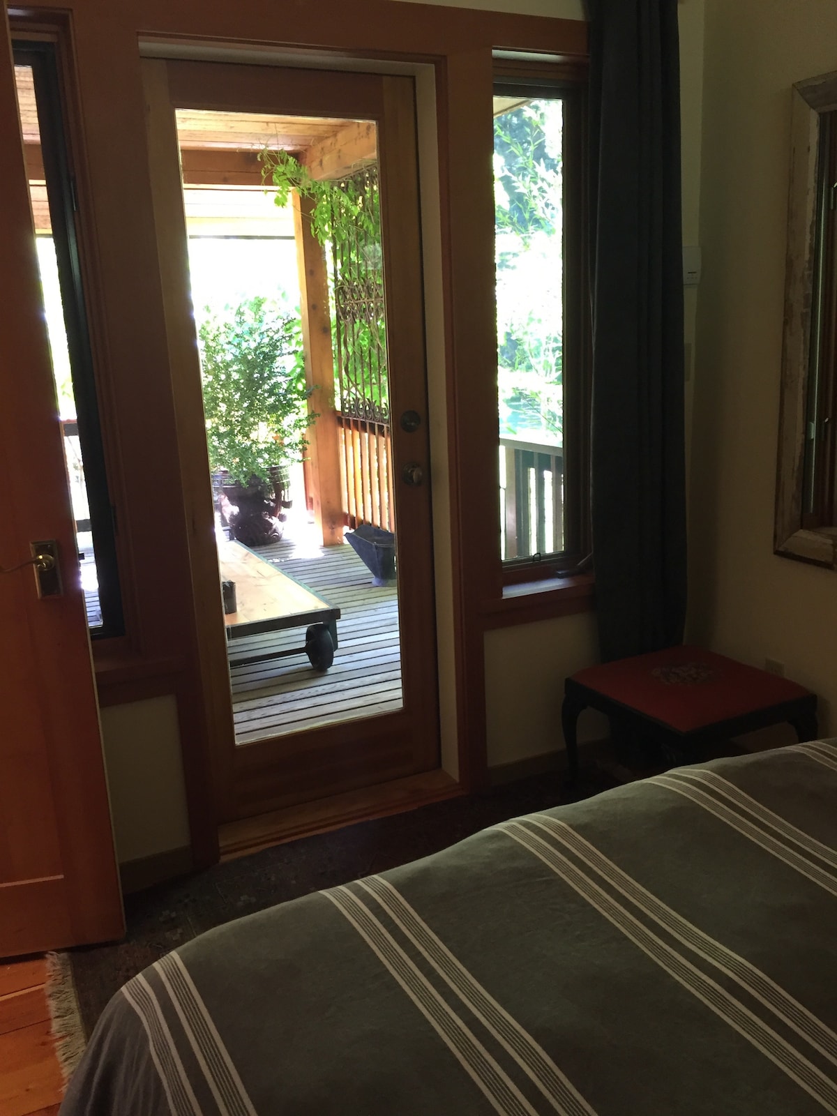 דלת למרפסת אחר הצהריים מחדר השינה הראשי