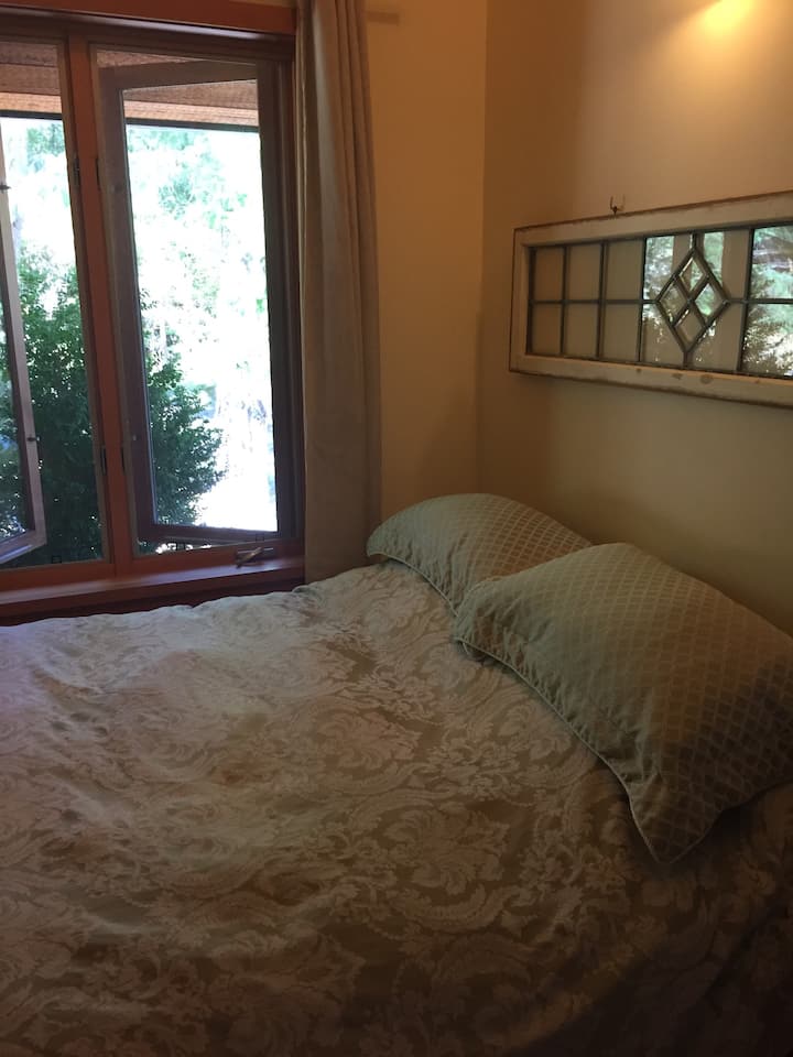 Segundo dormitorio, cama matrimonial.