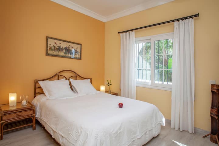 ห้องนอนใหญ่พร้อมห้องน้ำในตัว