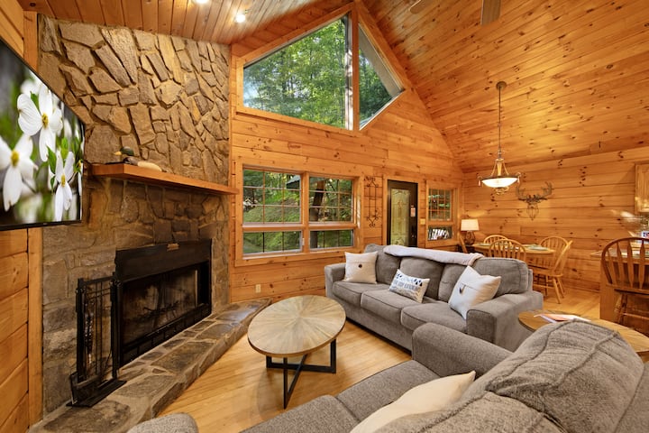 15 Mins To Bryson City | Cabin W/ Hot Tub & Sauna - North Carolina