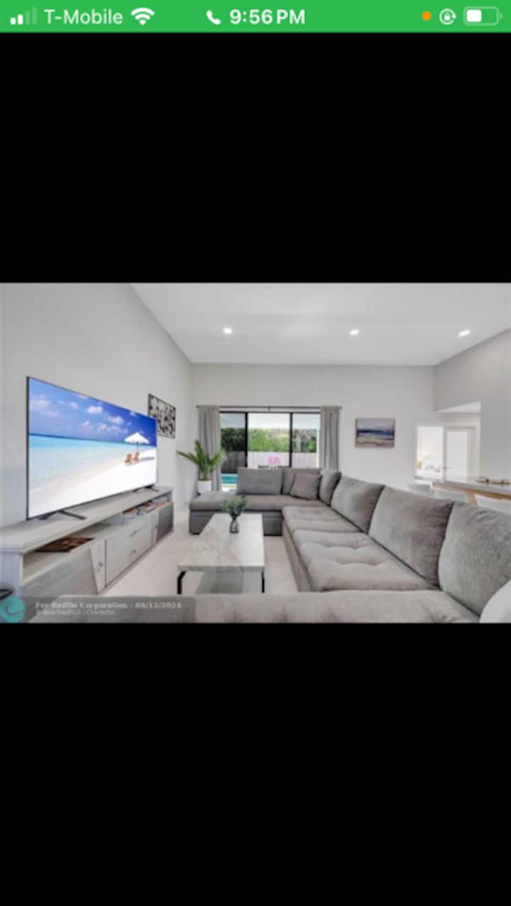 客厅配备高天花板、嵌入式照明、大沙发、大智能电视。  开放通透，可眺望泳池。