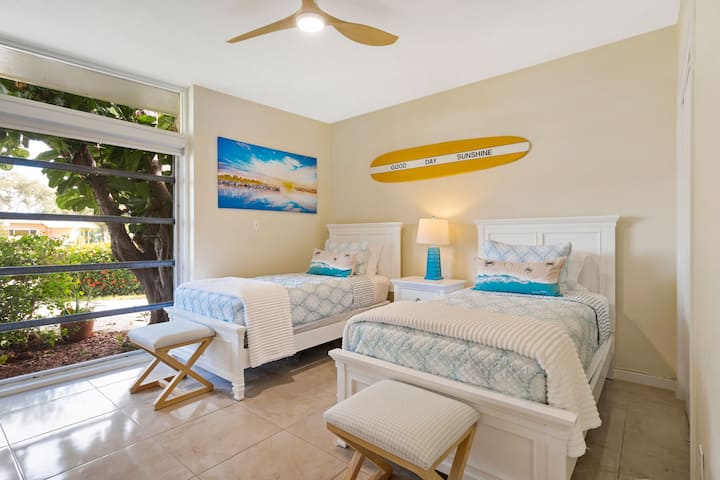 Chumba hiki cha kulala kinapendwa na watoto na watu wazima. Ina vitanda viwili vya mapacha vikubwa sana ambavyo ni vizuri sana na vilivyopambwa vizuri. Kama vyumba vyote katika nyumba, kina madirisha makubwa sana ambayo hutoa mandhari nzuri ya bustani.