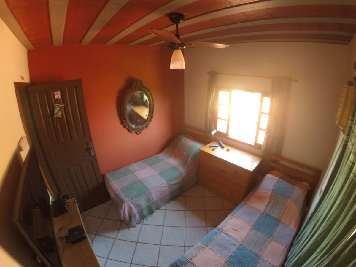 01 Habitación doble con 02 camas para 02 huéspedes. Ventilador de techo y aire acondicionado.  Ofrecemos a los huéspedes ropa de cama (protector de colchón, sábana elástica, sábana de cubierta, manta, 04 almohadas y fundas de almohada)