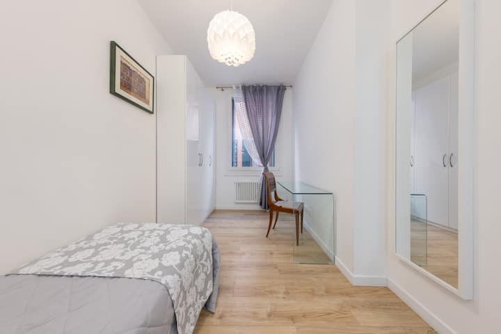 prima camera da letto singola

prvá jednolôžková  spálňa