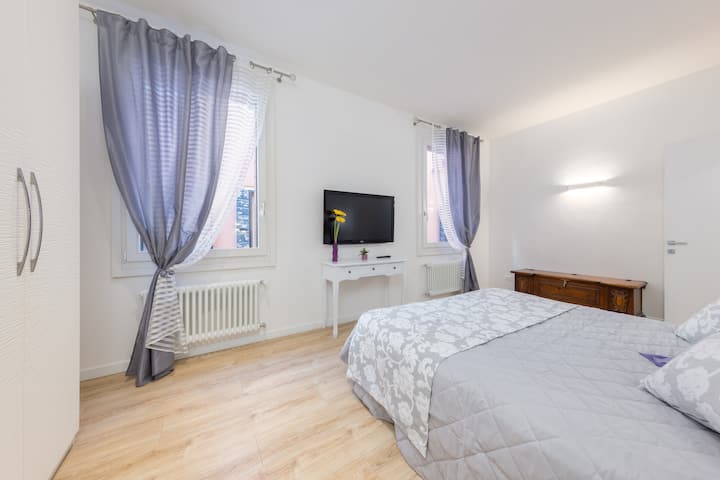 spálňa s manželskou posteľou matrimoniale

