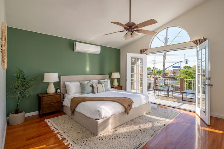 Chumba cha kulala #1: (Msingi) kitanda cha kifalme, bafu, ufikiaji wa roshani 