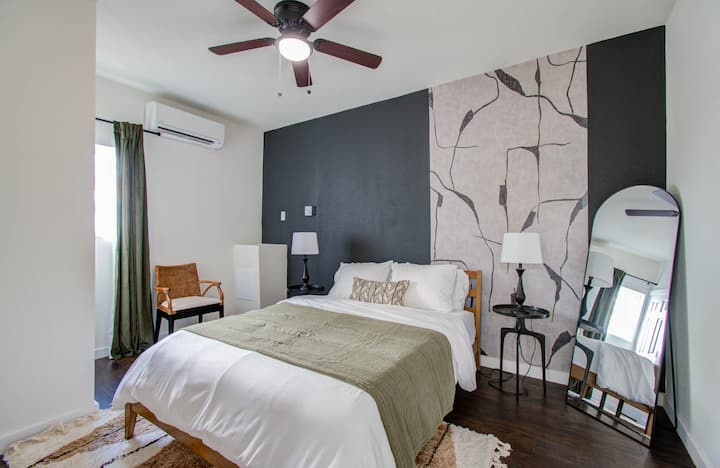 Útulná atmosféra v spálni zaisťuje pokojný spánok a pokojný únik.