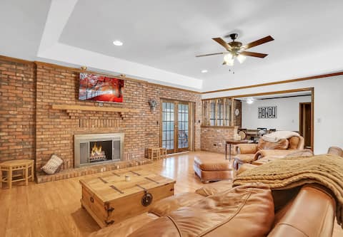 Oaklawn Retreat -4BR-2.5 Bath -Sleeps 8-Patio