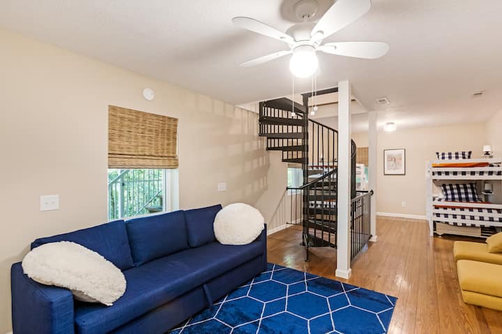 เข้าถึงได้ผ่านบันไดวนชั้นล่างมีพื้นที่เหมาะสำหรับให้เด็กๆเล่นหรือพื้นที่สังสรรค์ที่สอง มีพื้นที่ทีวีที่เหมาะสำหรับการเล่นเกมหรือพักผ่อนพร้อมห้องน้ำเต็มรูปแบบห้องนอนกึ่งส่วนตัวและบริการซักรีด