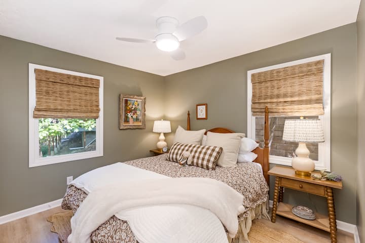 ห้องนอน 1: ห้องนอนชั้นหลักส่วนตัวนี้มีเตียงควีนไซส์พร้อมผ้าปูที่นอนจำนวนเส้นด้ายสูงฟูกนอนระดับพรีเมียมและหมอนที่อบอุ่น มีโต๊ะข้างเตียงโคมไฟตู้เสื้อผ้าและปลั๊กไฟอัจฉริยะพร้อมพอร์ต USB และ USB-C