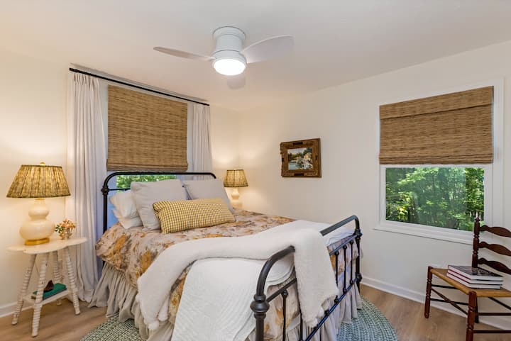 ห้องนอน 2: ห้องส่วนตัวนี้ตั้งอยู่บนชั้นหลักมีเตียงควีนไซส์ที่สะดวกสบายพร้อมผ้าปูที่นอนคุณภาพสูงฟูกนอนคุณภาพสูงและหมอน มีโต๊ะข้างเตียงโคมไฟและตู้เสื้อผ้าสำหรับเก็บของ