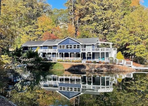 Keowee’s family house with hot tub, kayaks, & more