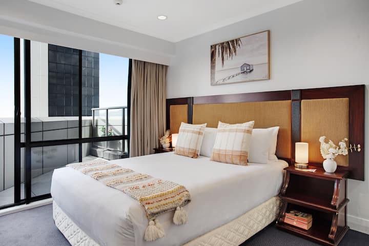 Cama súper cómoda con sábanas y almohadas lavadas comercialmente que solo encuentras en hoteles de 5 estrellas. ¡Esperamos que sea una gran noche de sueño!