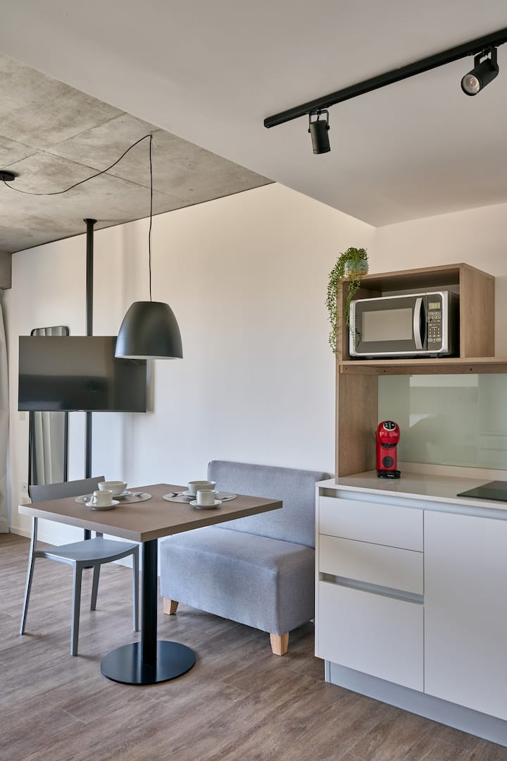 Новая студия с балконом и видом в Monserrat