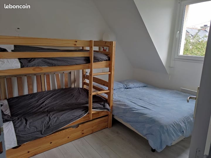 Malá spálňa s manželskou posteľou (140*200 cm) a poschodovou posteľou ( 2 jednolôžka 90*200)